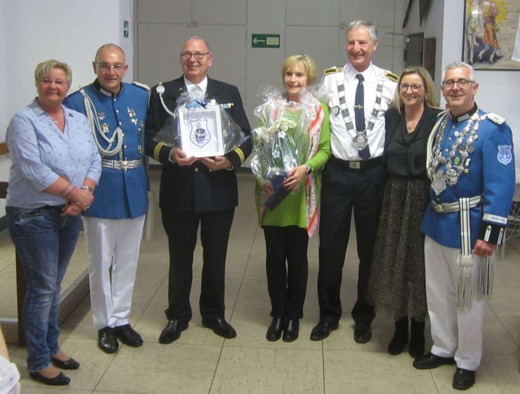 v.l. Adjutantenpaar Peter und Marion Breuer, Kommandant Heinz Josef Wieland, Zugkönigspaar Bernd und Hildegard Steffens, Königspaar Nino Faranda und Michaela Esser-Faranda.